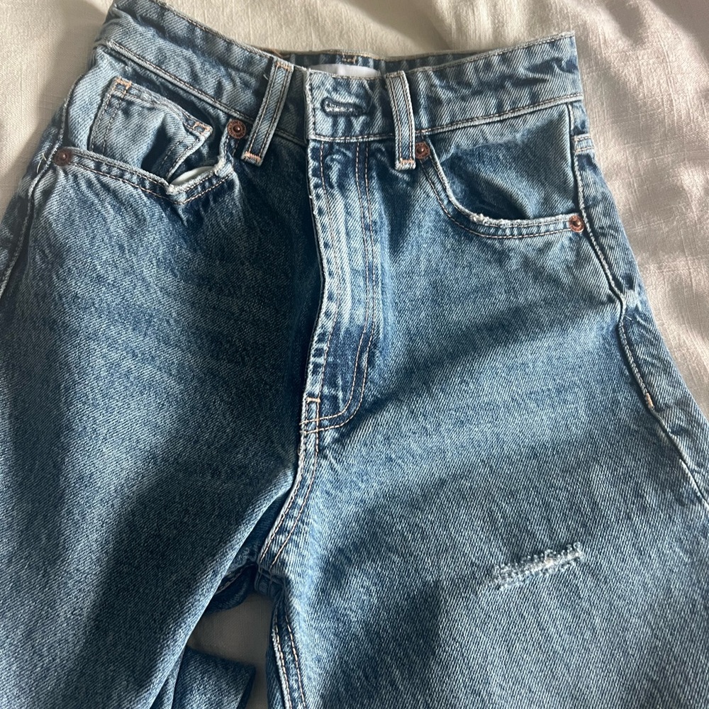 Zara wide leg jeans. Never worn. No tags size USA 0